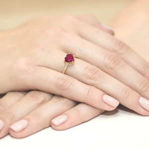 Pierścionek Serce z Rubinem 1,70ct i Brylantami ze złota próby 585. W-0031R